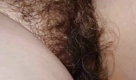 لذت بردن از سکس با مادر حشری با سیاه و سفید گربه