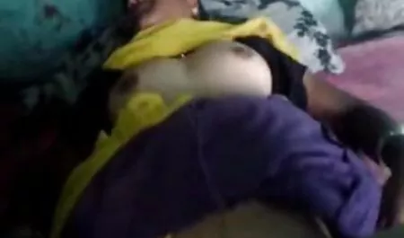 یک زن جوان سکس مادر با بسر با یک عطر و طعم یکشنبه
