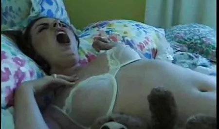 زنجبیل بازی با داستانهای سکس با مادر عروسک و گربه